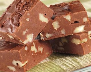 Десерт из какао масла и орехов