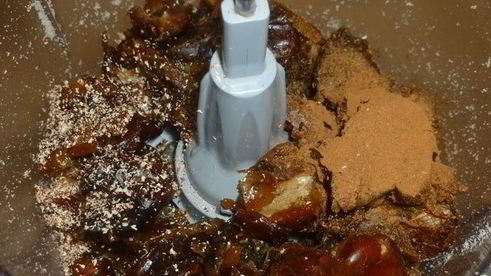 финиковый пудинг с карамельным соусом