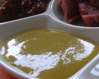 Фондю из говядины с горчичным соусом и соусом карри