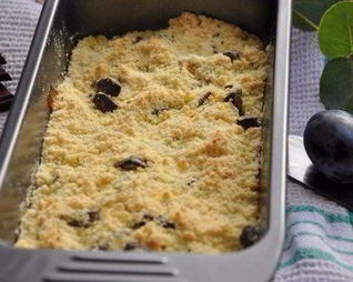 Грушево-сливовый крамбл с молочным шоколадом