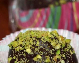 Конфеты из миндальной муки с фисташками и клюквой