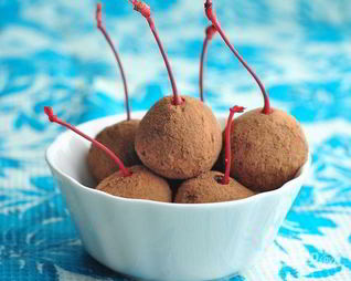 Конфеты из сухофруктов с коктейльной вишней