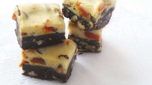 конфеты с двумя видами шоколада, с орехами и сухофруктами