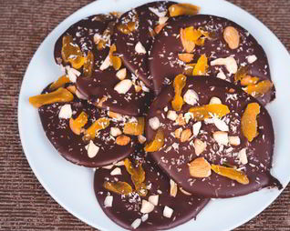 Шоколадные конфеты с орехами и курагой