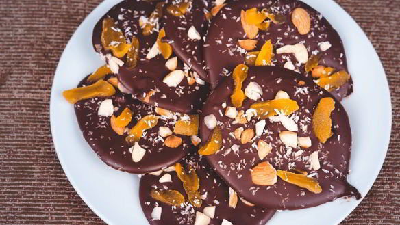 Рецепт Шоколадных конфет с орехами и курагой