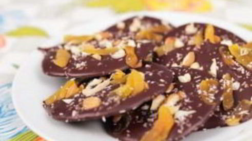шоколадные конфеты с орехами и курагой