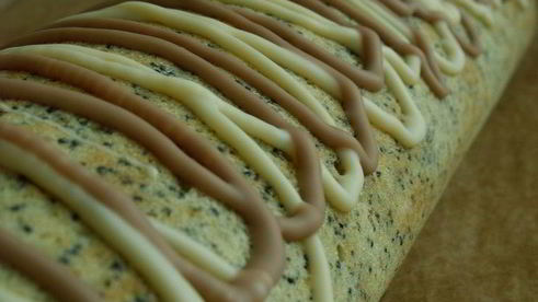 апельсиново-маковый рулет с кремом из маскарпоне