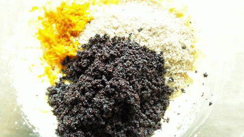 апельсиново-маковый рулет с кремом из маскарпоне