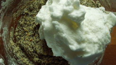 апельсиново-маковый рулет с кремом из маскарпоне