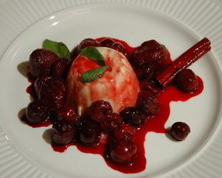 Баварский крем с ягодным соусом