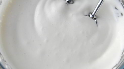 бисквитный рулет с творожным кремом и джемом