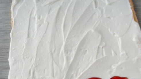 бисквитный рулет с творожным кремом и джемом