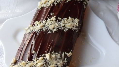 бисквитный рулет с творожным кремом и джемом