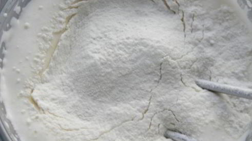 бисквитный рулет с творожным кремом и джемом