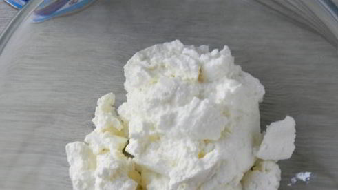 бисквитный рулет с творожным кремом и джемом