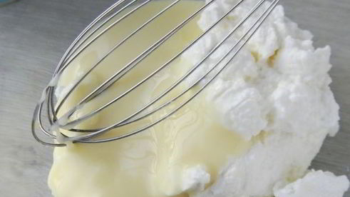 бисквитный рулет с творожным кремом и джемом