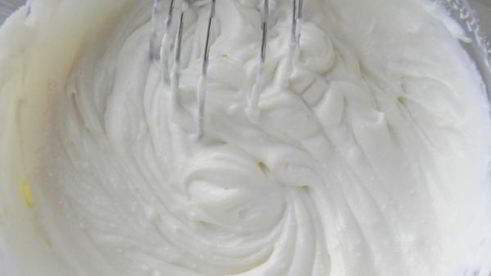 бисквитный рулет с творожным кремом и джемом