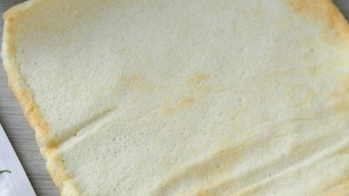 бисквитный рулет с творожным кремом и джемом