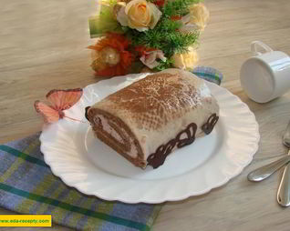 Бисквитный шоколадный рулет со сливочным кремом, ежевикой и клубникой