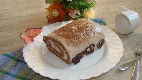 Рецепт Бисквитного шоколадного рулета со сливочным кремом, ежевикой и клубникой