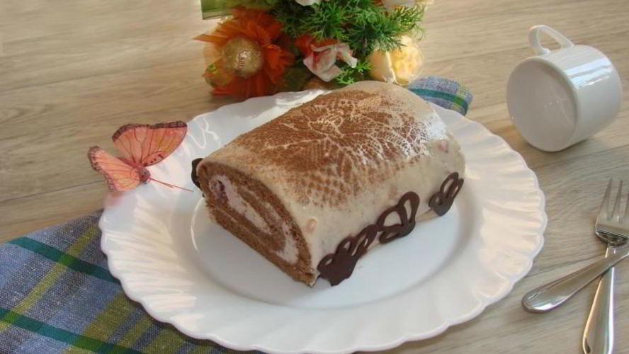 Рецепт бисквитного шоколадного рулета со сливочным кремом, ежевикой и клубникой