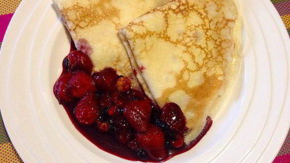 Рецепт Блинчиков с кремом из маскарпоне и фламбированные ягоды