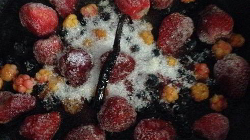 блинчики с кремом из маскарпоне и фламбированные ягоды