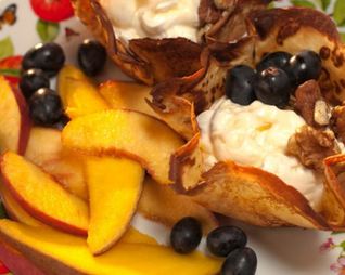 Блинные корзиночки с кремом и фруктами фламбе