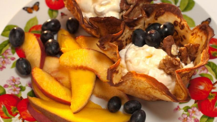 Рецепт блинных корзиночек с кремом и фруктами фламбе