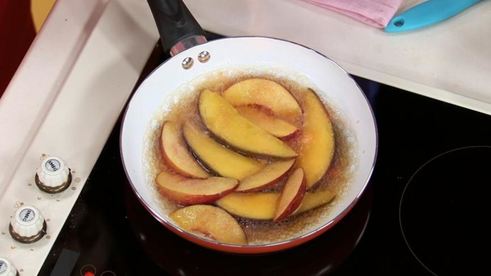 блинные корзиночки с кремом и фруктами фламбе