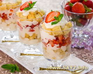 Десерт с бисквитом, клубникой, и сливочным кремом