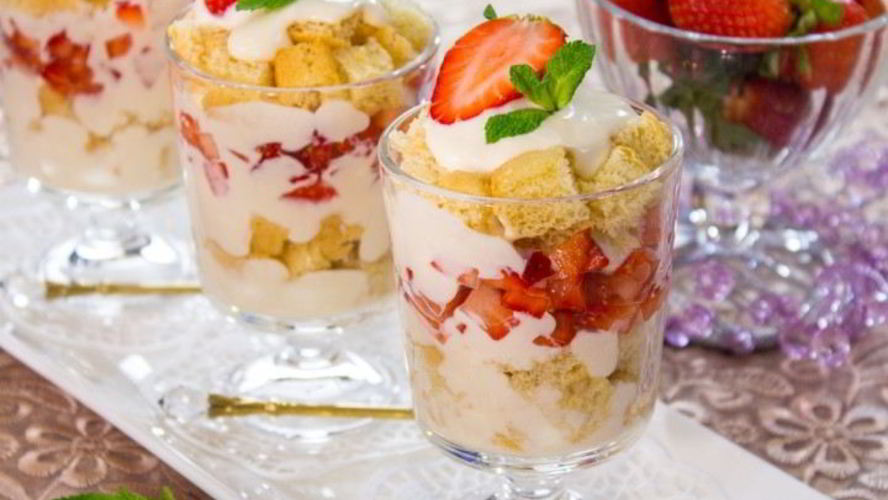 Рецепт десерта с бисквитом, клубникой, и сливочным кремом