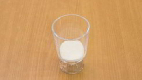 десерт с бисквитом, клубникой, и сливочным кремом