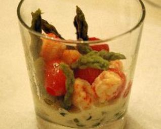 Королевские креветки со спаржей в креманках