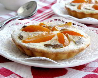 Корзиночки с персиками, грушами и сырным кремом