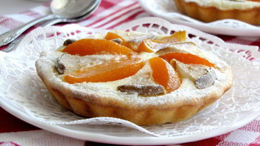 Рецепт корзиночек с персиками, грушами и сырным кремом