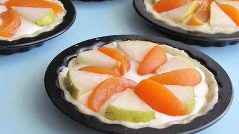 корзиночки с персиками, грушами и сырным кремом