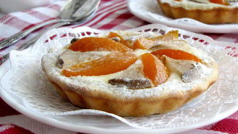 корзиночки с персиками, грушами и сырным кремом