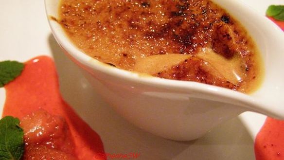 Рецепт Крем-брюле с малиново-клубничным соусом
