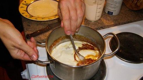 крем-брюле с малиново-клубничным соусом