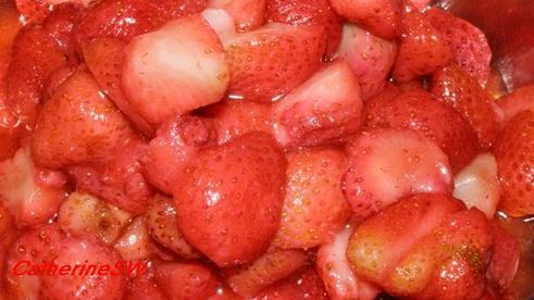 крем-брюле с малиново-клубничным соусом