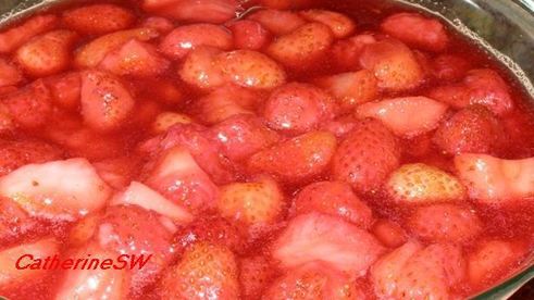 крем-брюле с малиново-клубничным соусом