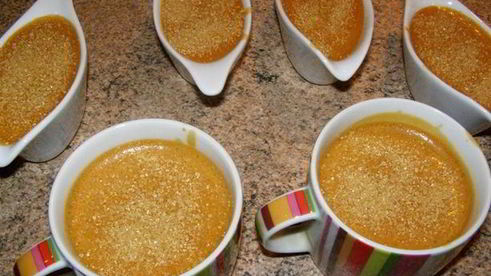 крем-брюле с малиново-клубничным соусом