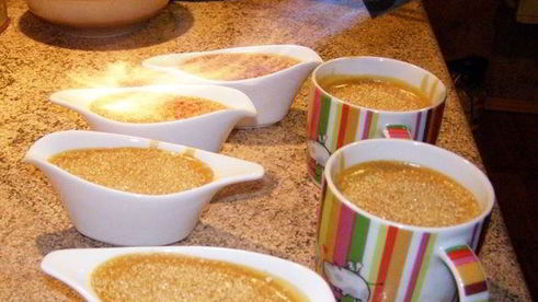 крем-брюле с малиново-клубничным соусом