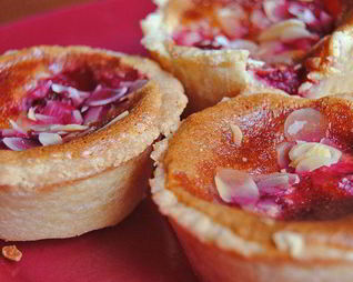 Песочные корзиночки с кремом и малиной