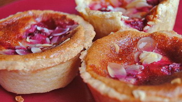 Рецепт Песочных корзиночек с кремом и малиной