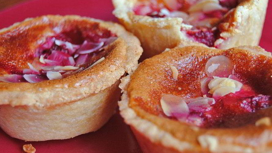 Рецепт песочных корзиночек с кремом и малиной