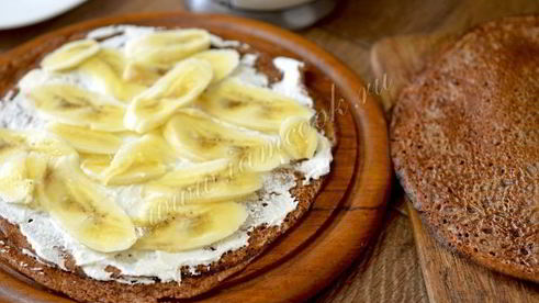 шоколадные блинчики с творожным кремом и бананом