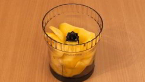 слоеные корзинки с кремом из маскарпоне, манго и фруктами