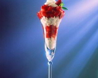 Свежие ягоды с йогуртовым кремом и грецкими орехами